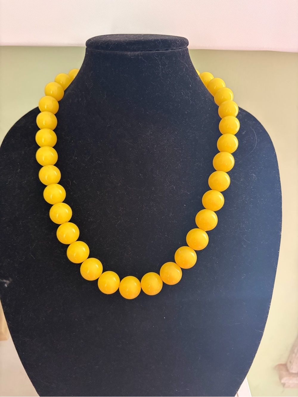 Vintage Yellow Beaded Necklace - Picture 2 of 2